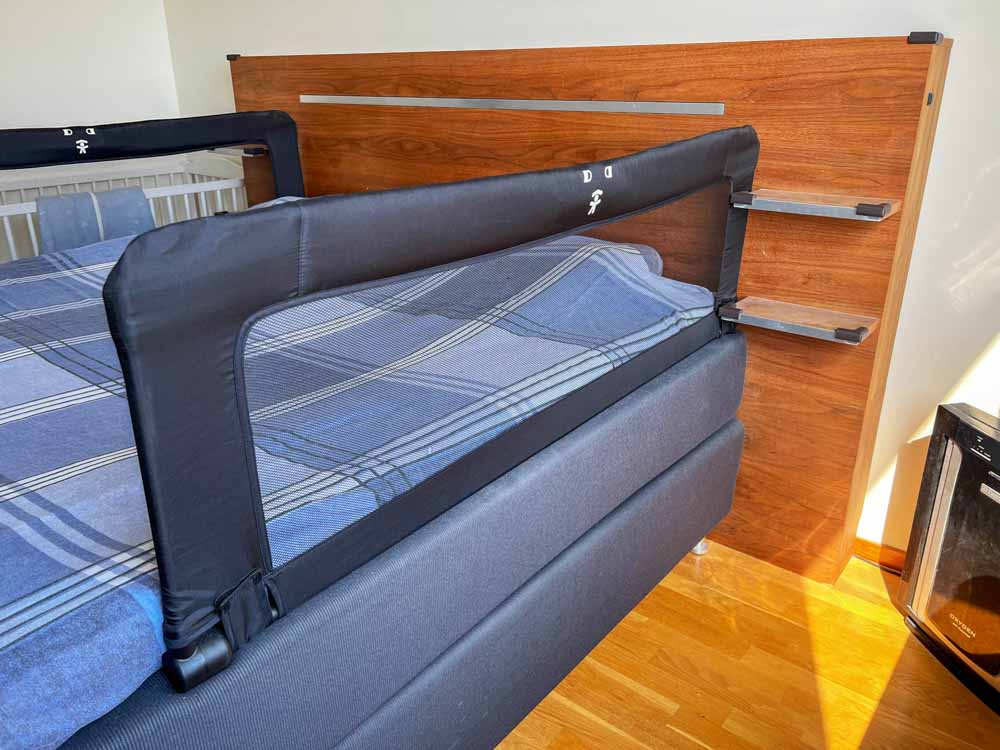 Köp Sängskydd SafetyBedrail Love XL passar alla sängar!